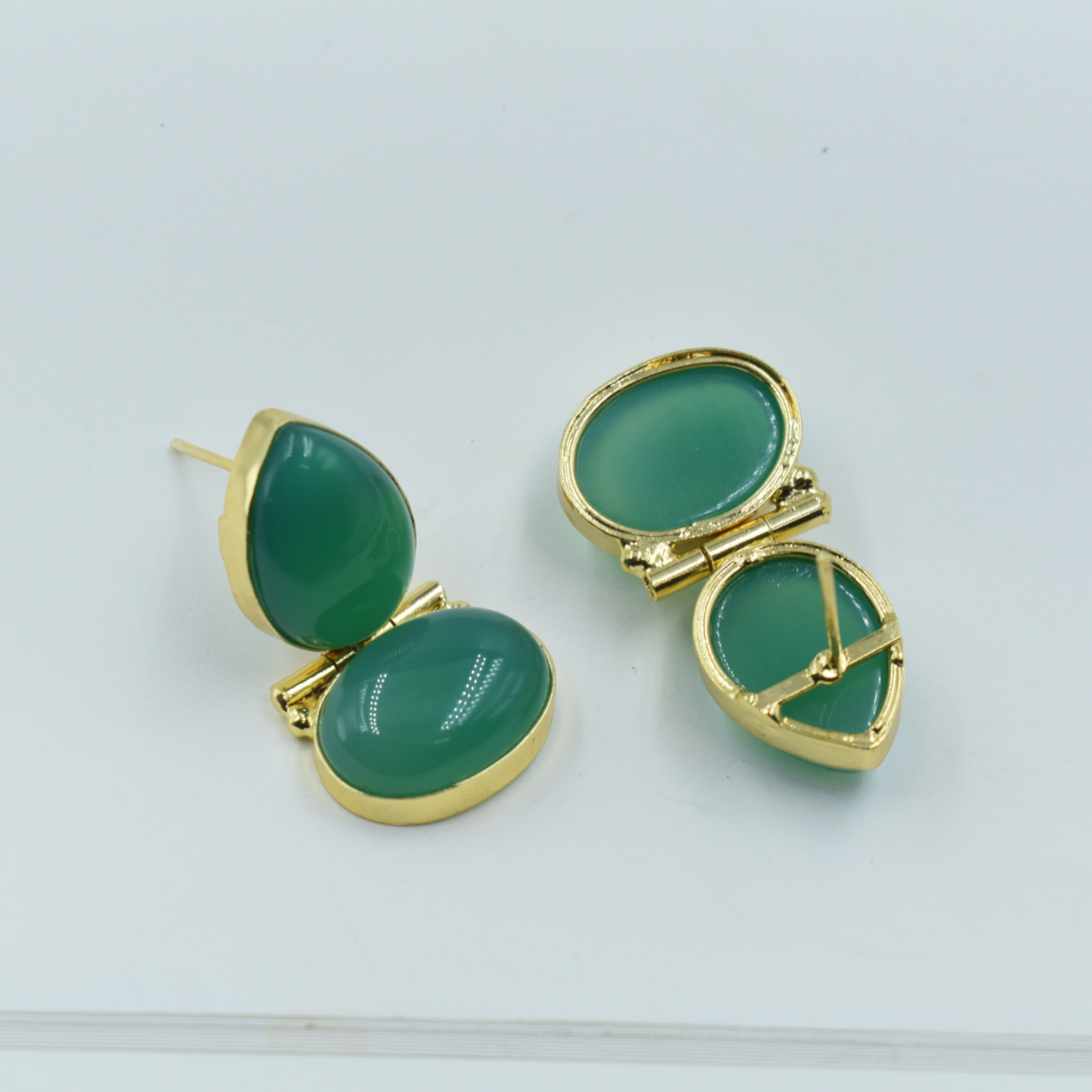 GREEN ONYX COLOR SEMI PRECIOUS STONE STUD EARING WITH GOLD PLATED BRASS