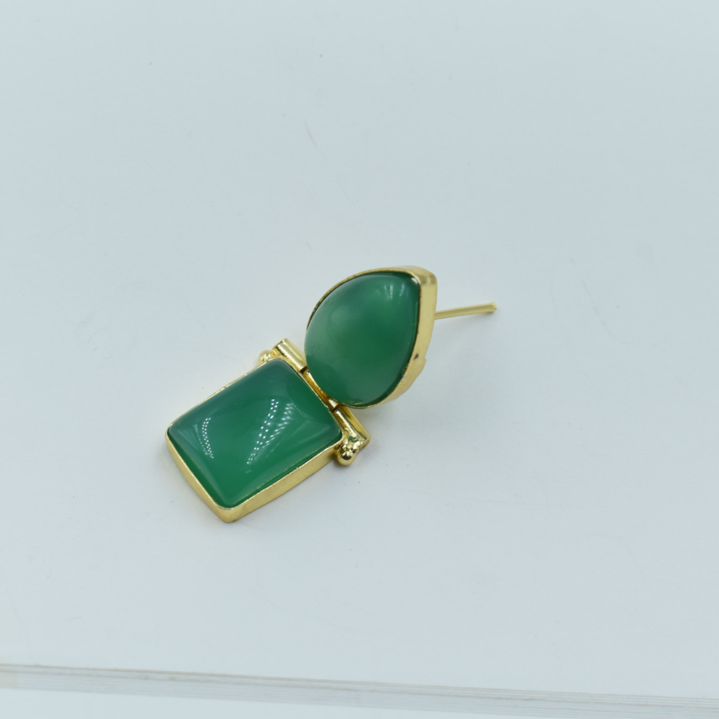 BRASS GOLDPLATED GREEN ONYX SEMI PRECIOUS STONE STUD EARING