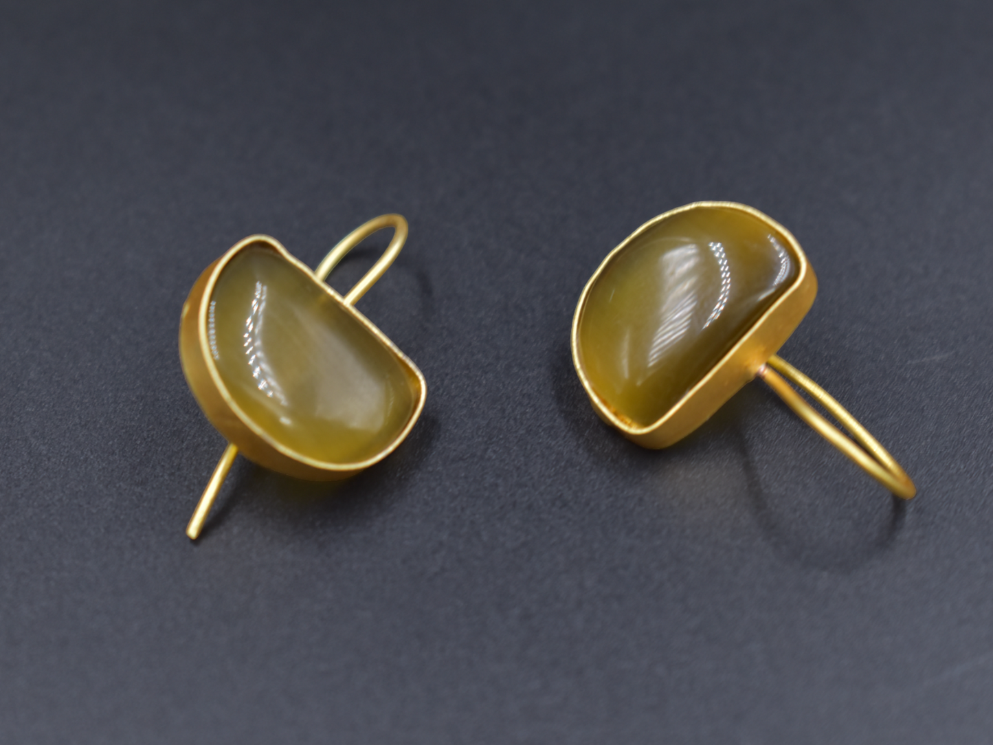 A pair of goldplated stone dangle earing