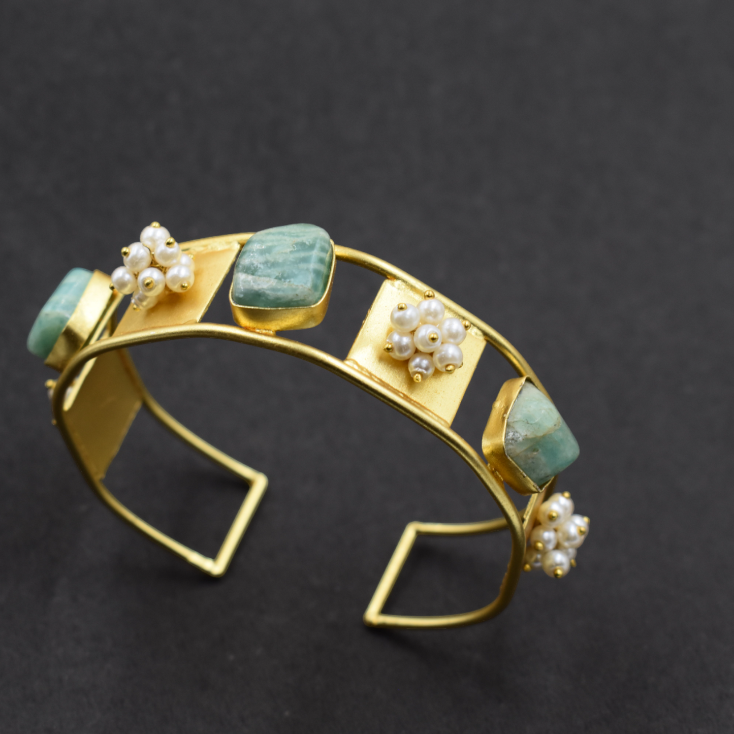 Semi precious goldplated stone bangle