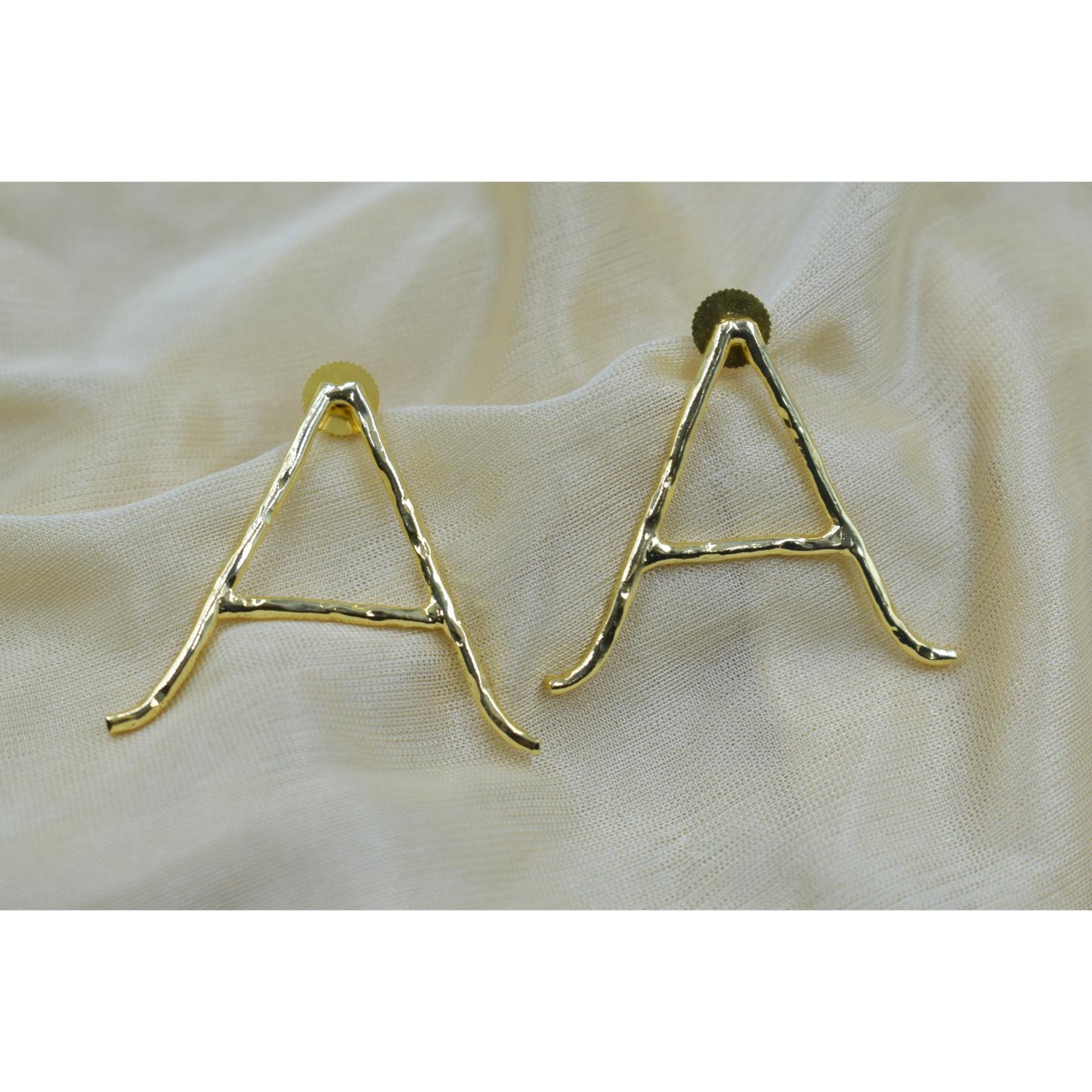 Goldplated brass alphabet stud earing